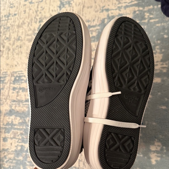 Stylish Women's converse High-Top Sneakers - Picture 2 of 3